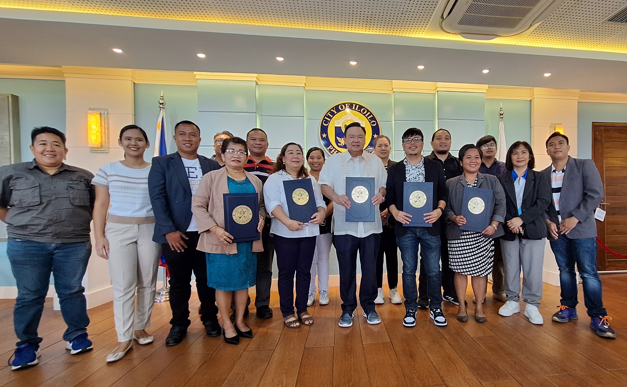 Mayor Jerry Treñas Signs MOA for Iloilo City Cultural Mapping Project with UPV and WVSU Teams-01