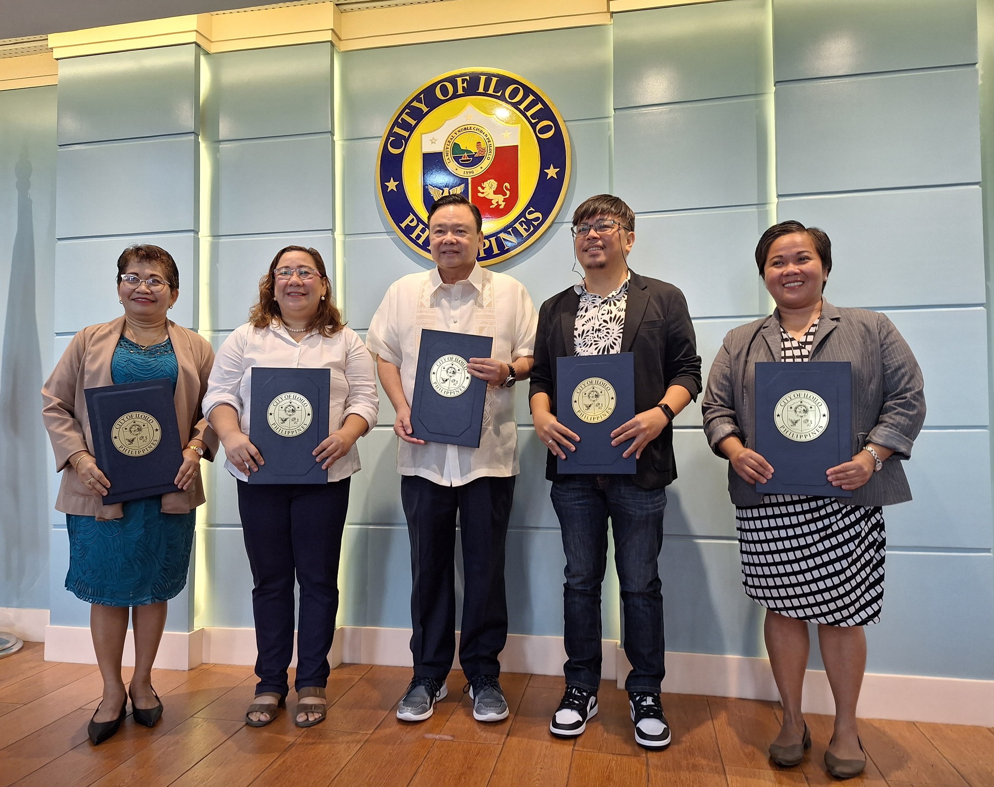 Mayor Jerry Treñas Signs MOA for Iloilo City Cultural Mapping Project with UPV and WVSU Teams-02
